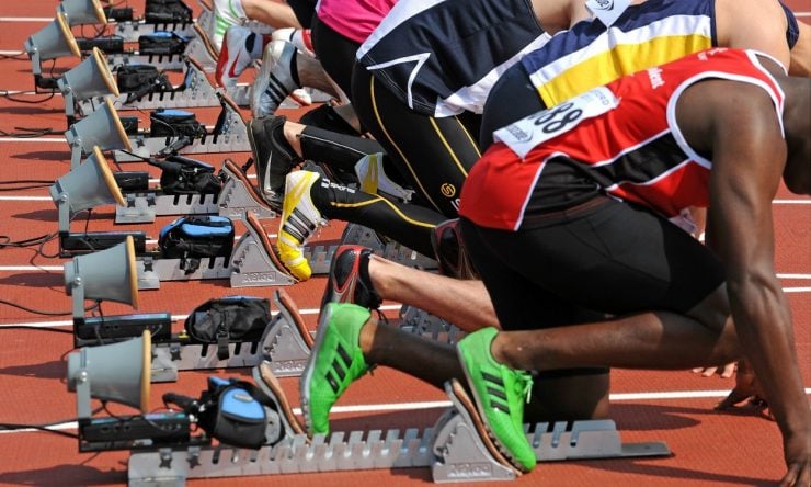 为什么短跑运动员要下蹲起跑？